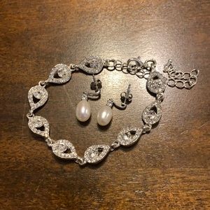 Bridal bracelet with pearl earrings
